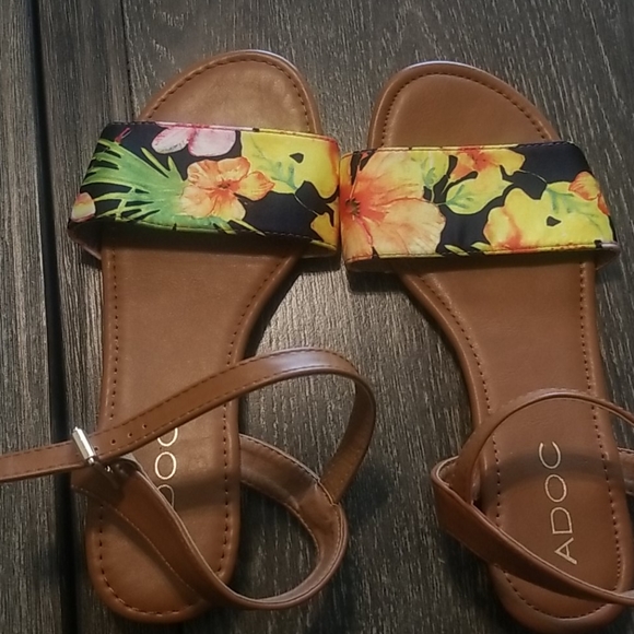 Floral sandals - Picture 1 of 3